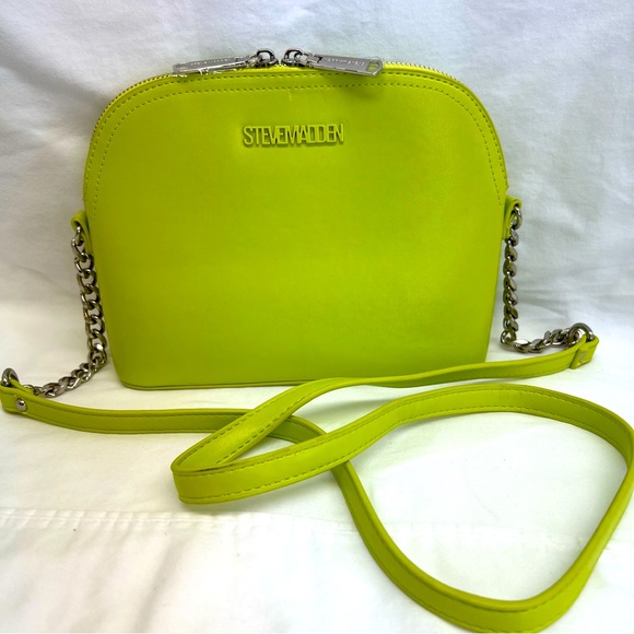 Steve Madden Handbags - NWOT Steve Madden lime green crossbody bag with silver chain detail on strap.